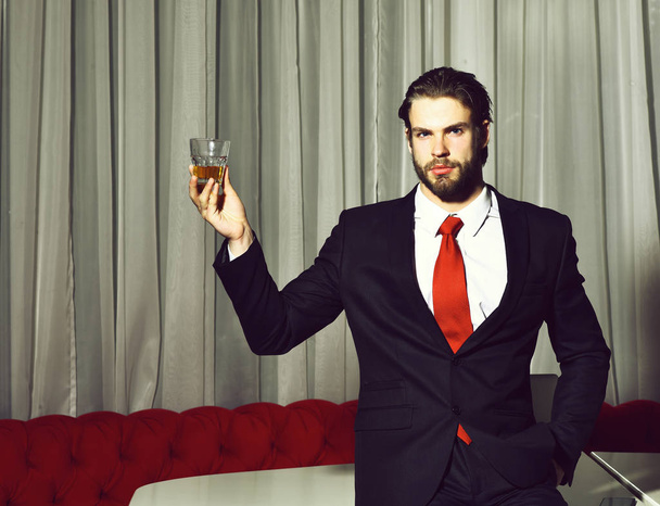 parrakas mies, liikemies viskilasillisen kanssa, kännykkä - Valokuva, kuva