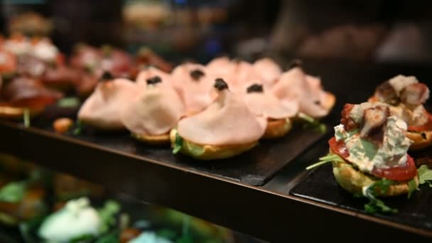 Luxus tapas választék. hagyományos kis adag snack Spanyolországban. San Miguel tapas bárban - Felvétel, videó