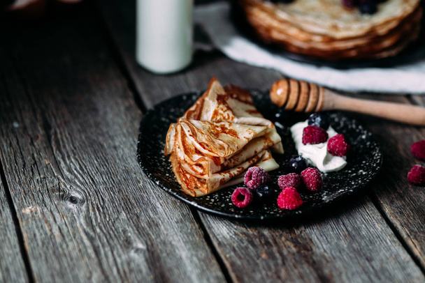 Pancakes on a plate with berries. Breakfast. Maslenitsa - Foto, Bild