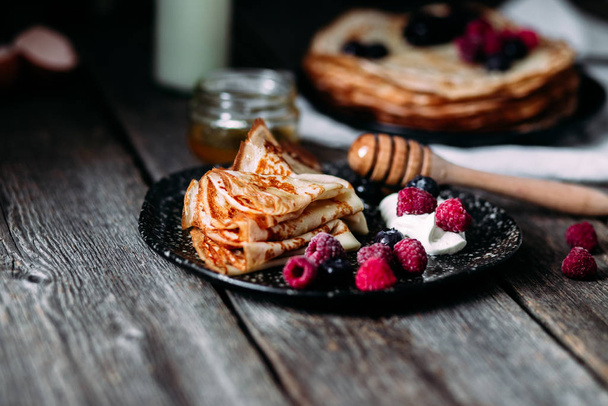 果実とプレート上のパンケーキ.朝食だマレニツァ - 写真・画像