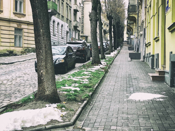 Lviv, Ucraina - 25 dicembre 2018: Architettura e automobili per le strade di Lviv, Ucraina
. - Foto, immagini