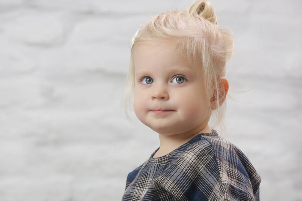  Stúdió fejkép két éves csecsemő lány nézi a kamera - Fotó, kép