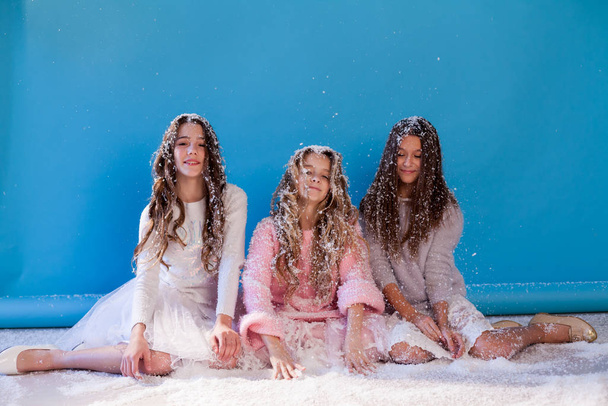 Három gyönyörű, divatos lány barátnő téli hósapkában. - Fotó, kép