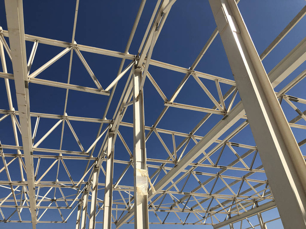 Truss ceiling and metal pillars and girders. Support constructions. Industrial building metal framework - Foto, Imagem