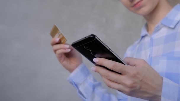 Kobieta korzystająca ze smartfona i karty kredytowej na zakupy online - Materiał filmowy, wideo