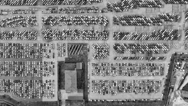 Bovengronds zicht vanuit de lucht op verkeersopstoppingen en overvolle parkeerplaatsen  - Foto, afbeelding