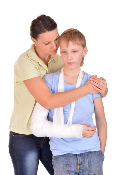 mãe e filho com um braço quebrado
 - Foto, Imagem