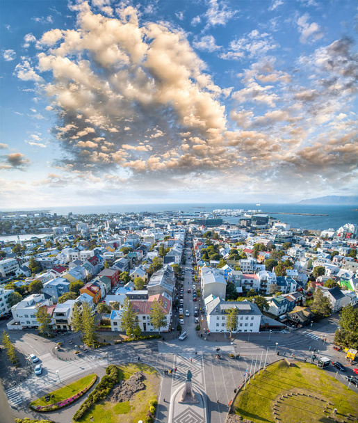 Вид на город с высоты птичьего полета в Рейкьявике, Исландия
 - Фото, изображение