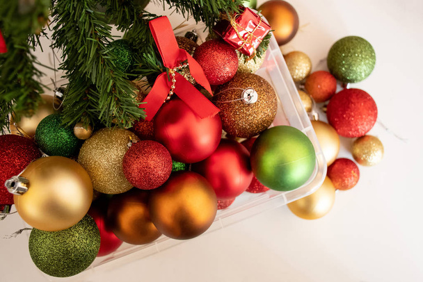 Bolas de Navidad en una caja transparente de plástico listo para decorar un árbol de Navidad. Enfoque selectivo
 - Foto, Imagen