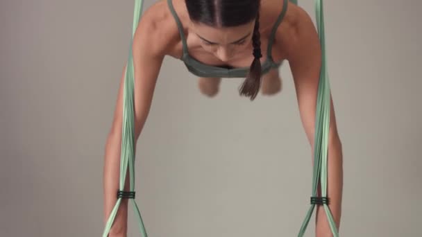 adorable mujer entrenadora de yoga durante la clase magistral de yoga aéreo
  - Metraje, vídeo