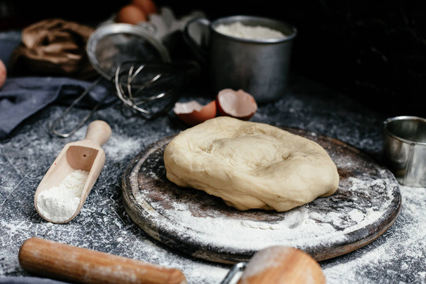 Le processus de fabrication de boulettes, tartes dans la cuisine
 - Photo, image