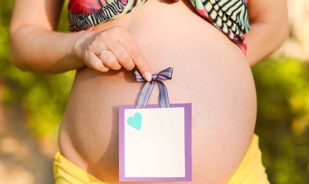 Embarazada barriga con signo de cartón
 - Foto, Imagen
