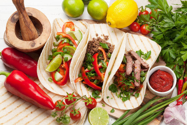 mexikanische Tacos mit Fleisch und Gemüse. Gewürze und Zutaten - Foto, Bild