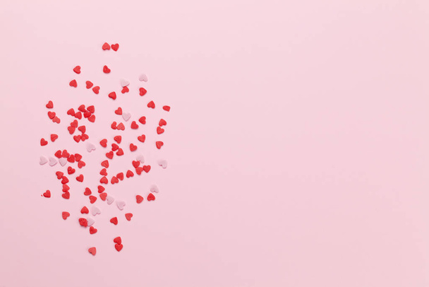 Tarjeta de felicitación con plantilla de vacaciones dulces en forma de corazón. Navidad, cumpleaños o San Valentín sobre fondo rosa. Vista superior con espacio para sus saludos. Puesta plana
 - Foto, imagen
