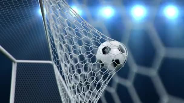 Fußball biegt das Netz, vor dem Hintergrund des blauen Himmels. Ball flog ins Tor - Filmmaterial, Video