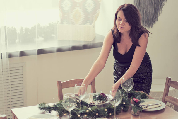 Kadın misafirleri bekliyor ve sofrayı kuruyor. Bayram sofrası, Noel yemeği hazırlığı.. - Fotoğraf, Görsel