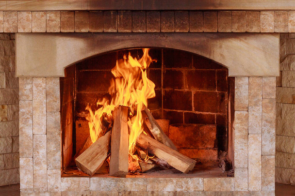 Brûler du bois de chauffage dans la cheminée fermer. - Photo, image