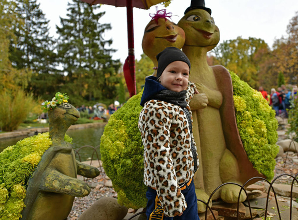 Belle petite fille sur une promenade d'automne dans un parc d'attractions
. - Photo, image