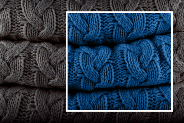 Насыщенные джинсы голубые вязаные кучи. Теплый уютный дом и мода цвета концепции
 - Фото, изображение