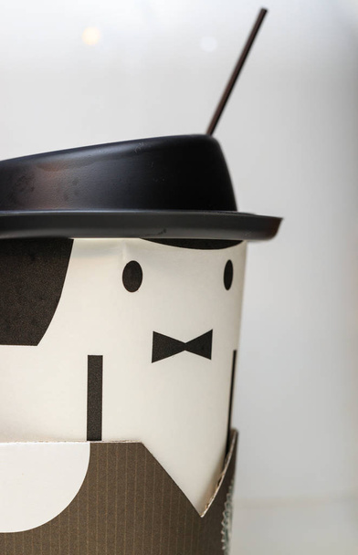 aranyos úriember arc kávé papír csésze közelkép - Fotó, kép