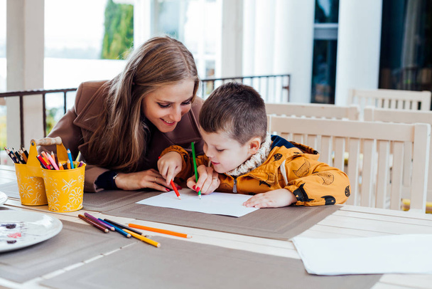 Anne ve oğlu çizim eller renkli kalemler çizmek - Fotoğraf, Görsel