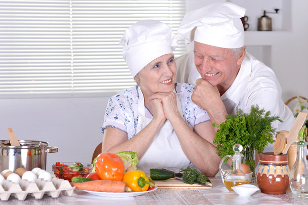 couple preparing salad - Фото, зображення