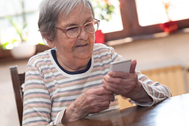 Пожилая женщина и новые технологии
 - Фото, изображение