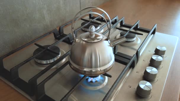 chaleira de ferro em um fogão a gás caseiro, cozinhar em casa, ferver água para o chá
 - Filmagem, Vídeo