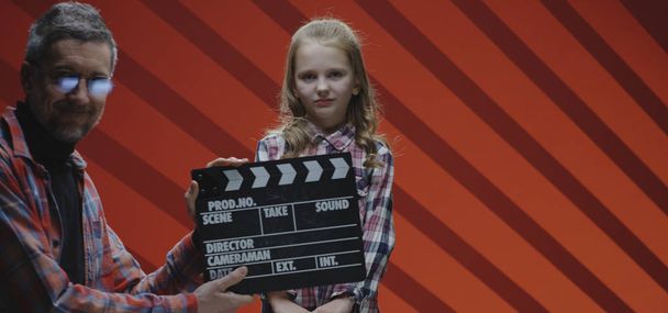 Gyermek színésznő utolsó jelenet forgatás közben - Fotó, kép