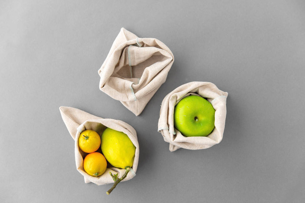 fruits in reusable canvas bags for food shopping - Foto, immagini