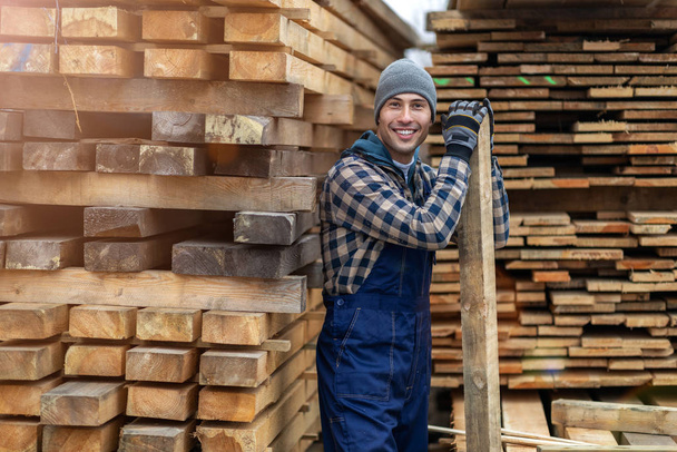 Joven trabajador masculino en almacén de madera
  - Foto, imagen