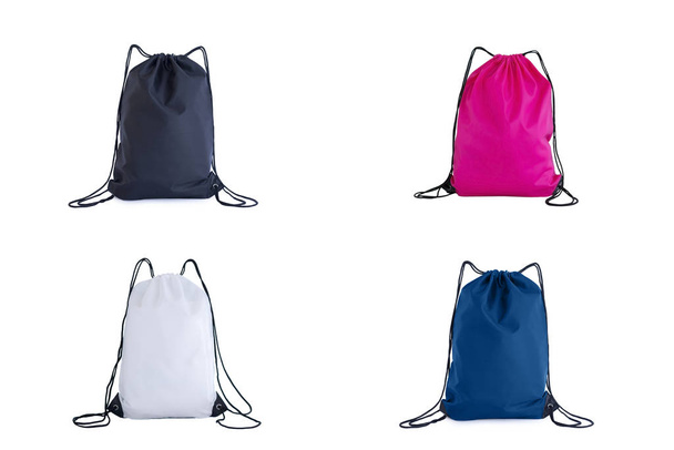 Joukko kiristysnauha pakkauksissa malli, laukku urheilujalkineille eristetty valkoinen klassinen sininen, vaaleanpunainen, valkoinen ja musta väri
. - Valokuva, kuva