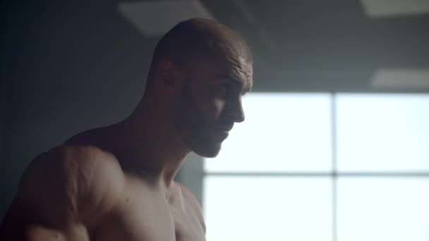 Hombre atlético fuerte levanta pesas entrenamiento de los músculos trapezoides
 - Imágenes, Vídeo