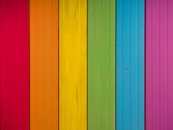  arco-íris colorido parede de madeira
. - Foto, Imagem