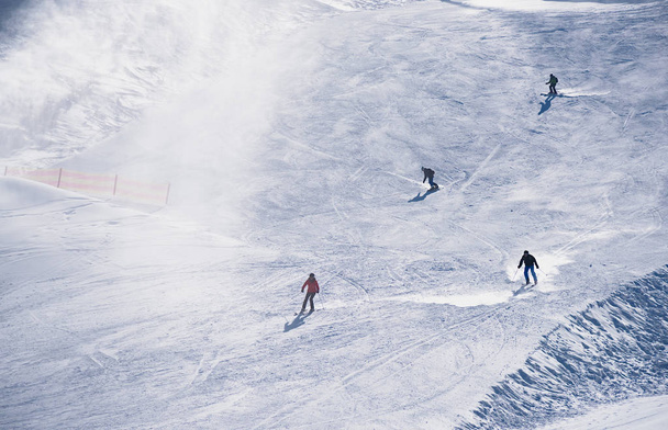 skier going down the mountain - Zdjęcie, obraz