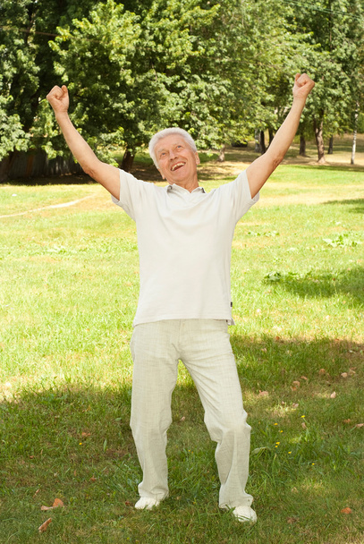 Веселый пожилой человек - Фото, изображение