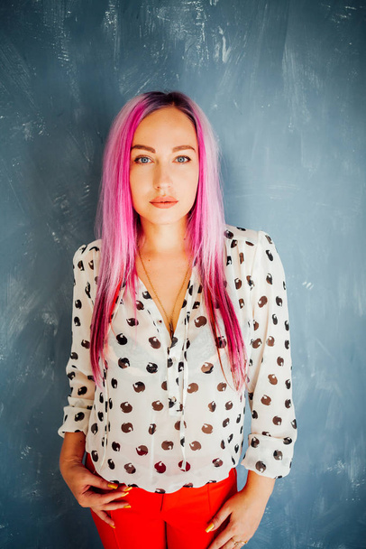 beautiful girl with pink hair posing at photoshoot - Foto, afbeelding