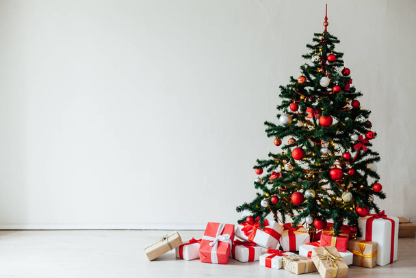 Vánoční stromek s dárky červené bílé interiérové výzdoby na nový rok - Fotografie, Obrázek