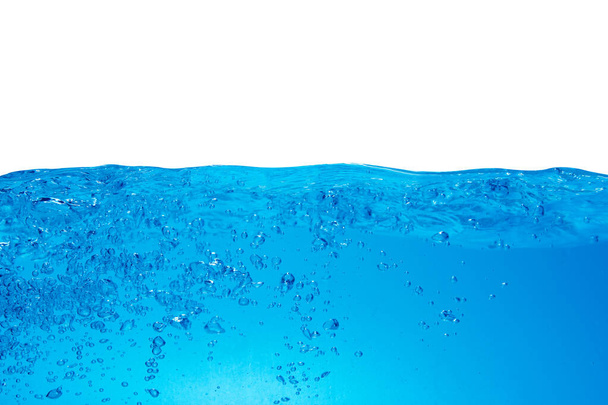 Agua azul con burbujas de aire sobre un fondo blanco
 - Foto, imagen