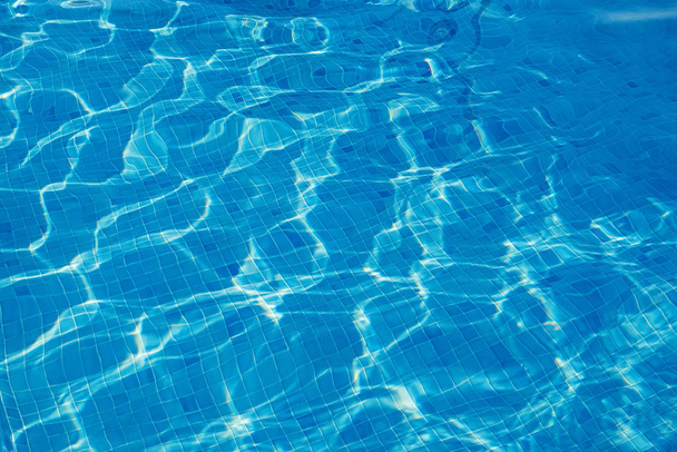 Ondulation de l'eau dans la piscine avec réflexion du soleil
 - Photo, image