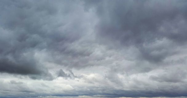 μαύρα σύννεφα στον ουρανό την ημέρα του φθινοπώρου - Φωτογραφία, εικόνα