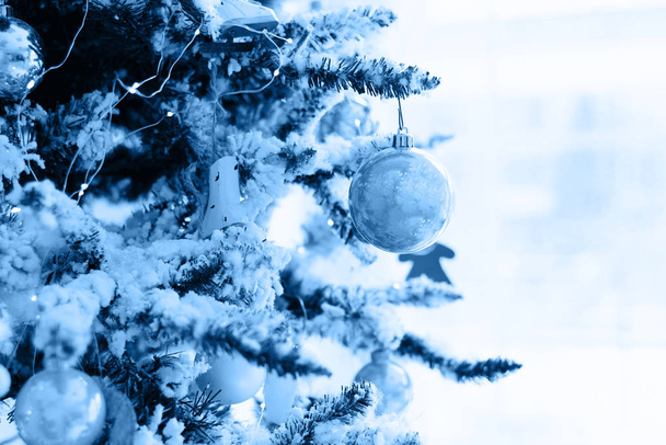 Класичний синій колір 2020 року. Різдвяний іграшковий м'яч на Різдво прикрашений сніг покритий ялинкою
 - Фото, зображення