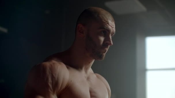 Сильний атлетичний чоловік піднімає ваги тренування трапеції м'язів
 - Кадри, відео
