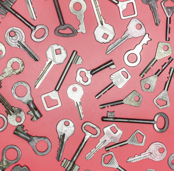 Ключи на розовом фоне. Ключи от замков и сейфы
 - Фото, изображение