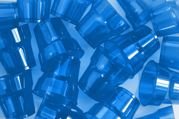 Pattern of blue disposable plastic cups. Trend of 2020 color - Foto, Imagem