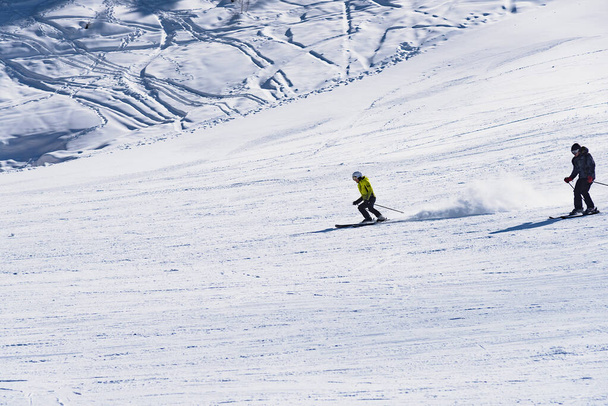 skier going down the mountain - Foto, Imagen