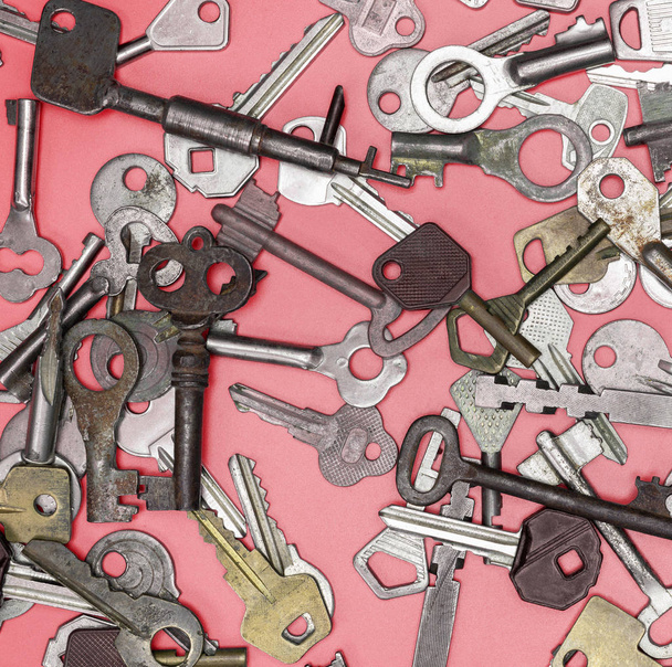 Tasten auf rosa Hintergrund gesetzt. Türschlüssel und Tresore für ordnungsgemäße - Foto, Bild