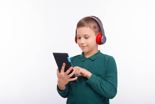 Foto de niño feliz usando tableta sobre fondo blanco
 - Foto, Imagen