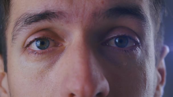 close-up ogen van trieste man huilen met tranen - Video