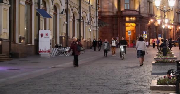 2019. május 1., Arbat Street, Moszkva, Oroszország: Turisták sétálnak a régi Arbat utcán Moszkvában, Oroszországban - Felvétel, videó